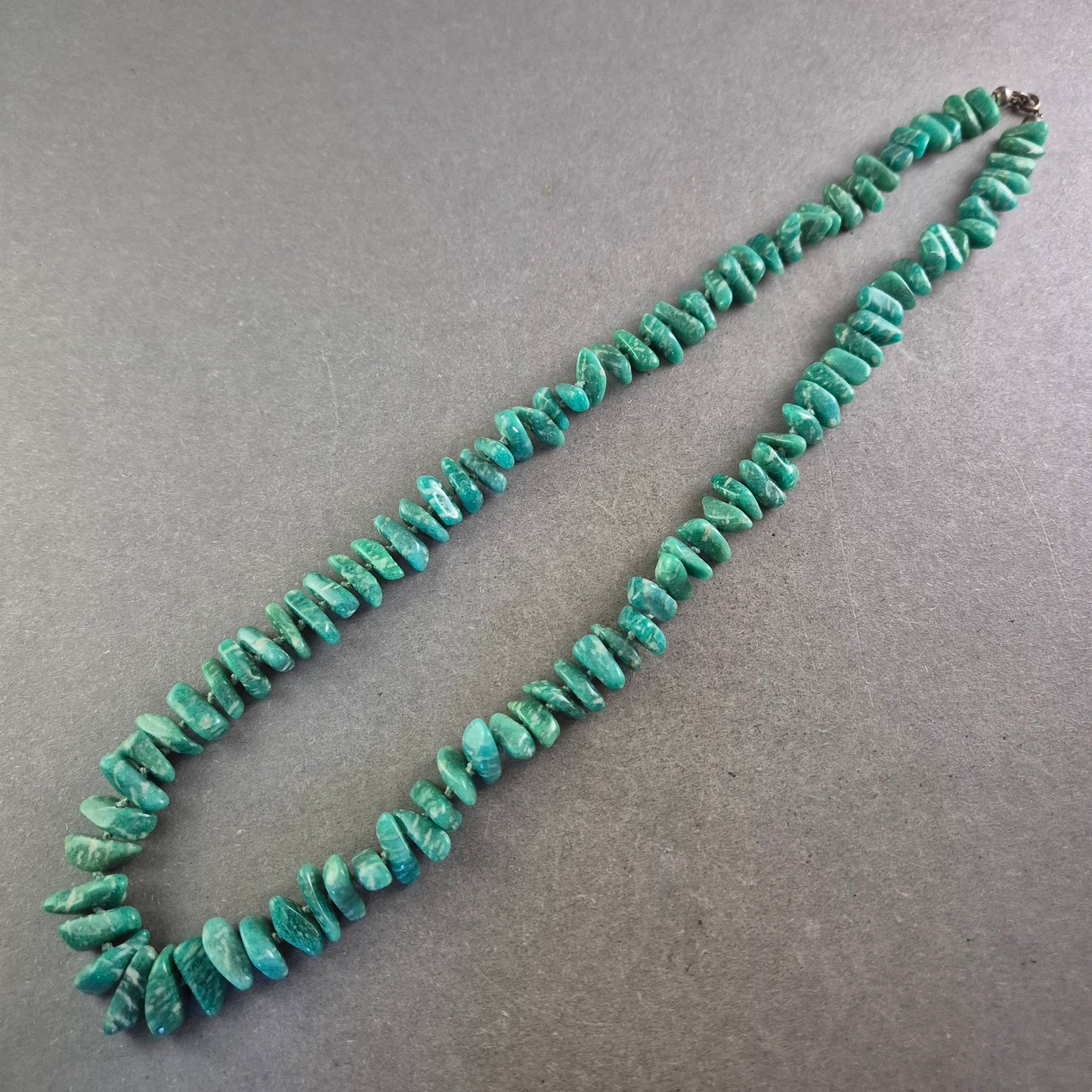 Grüne Naturstein Kette – Ausdrucksstark und handgefertigt