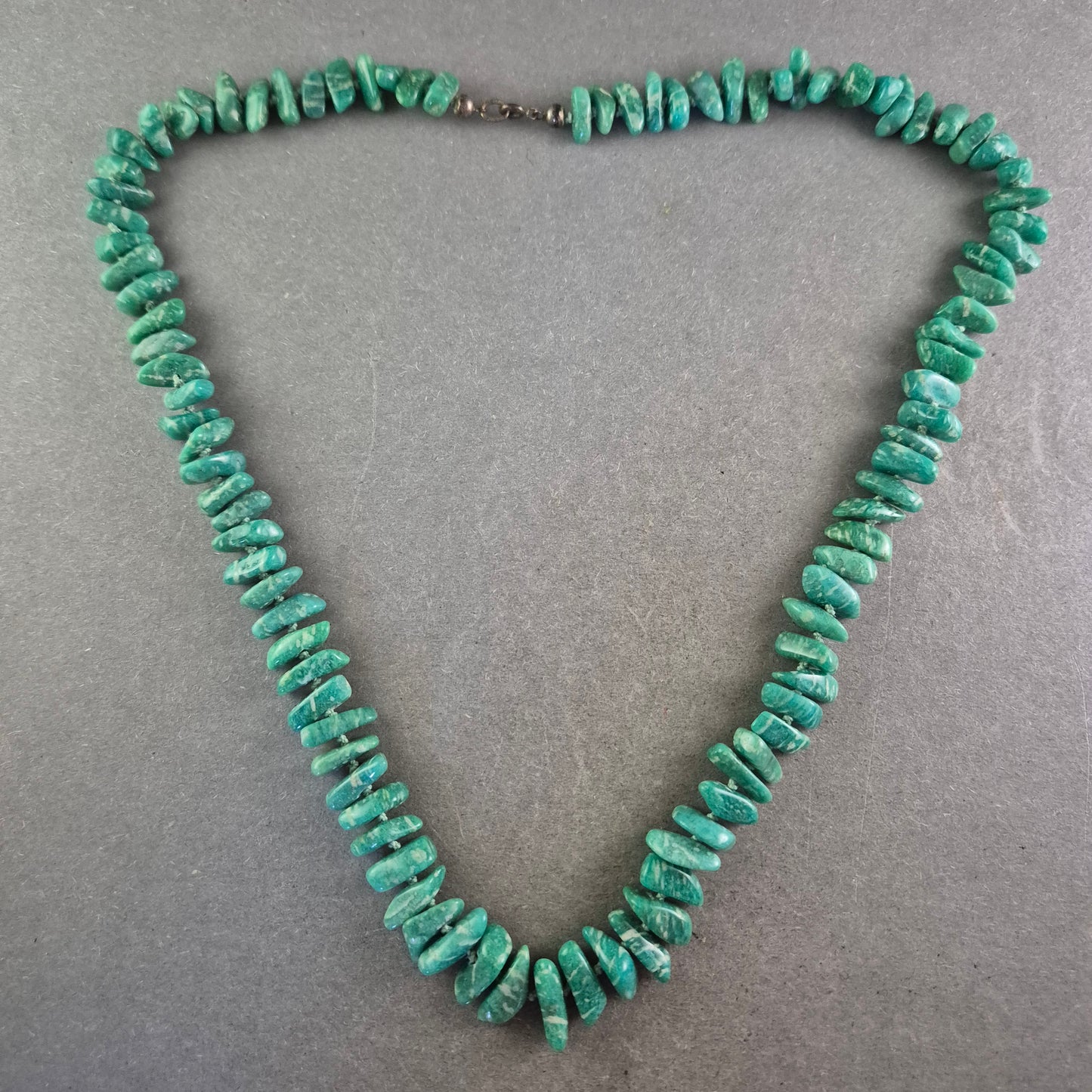 Grüne Naturstein Kette – Ausdrucksstark und handgefertigt