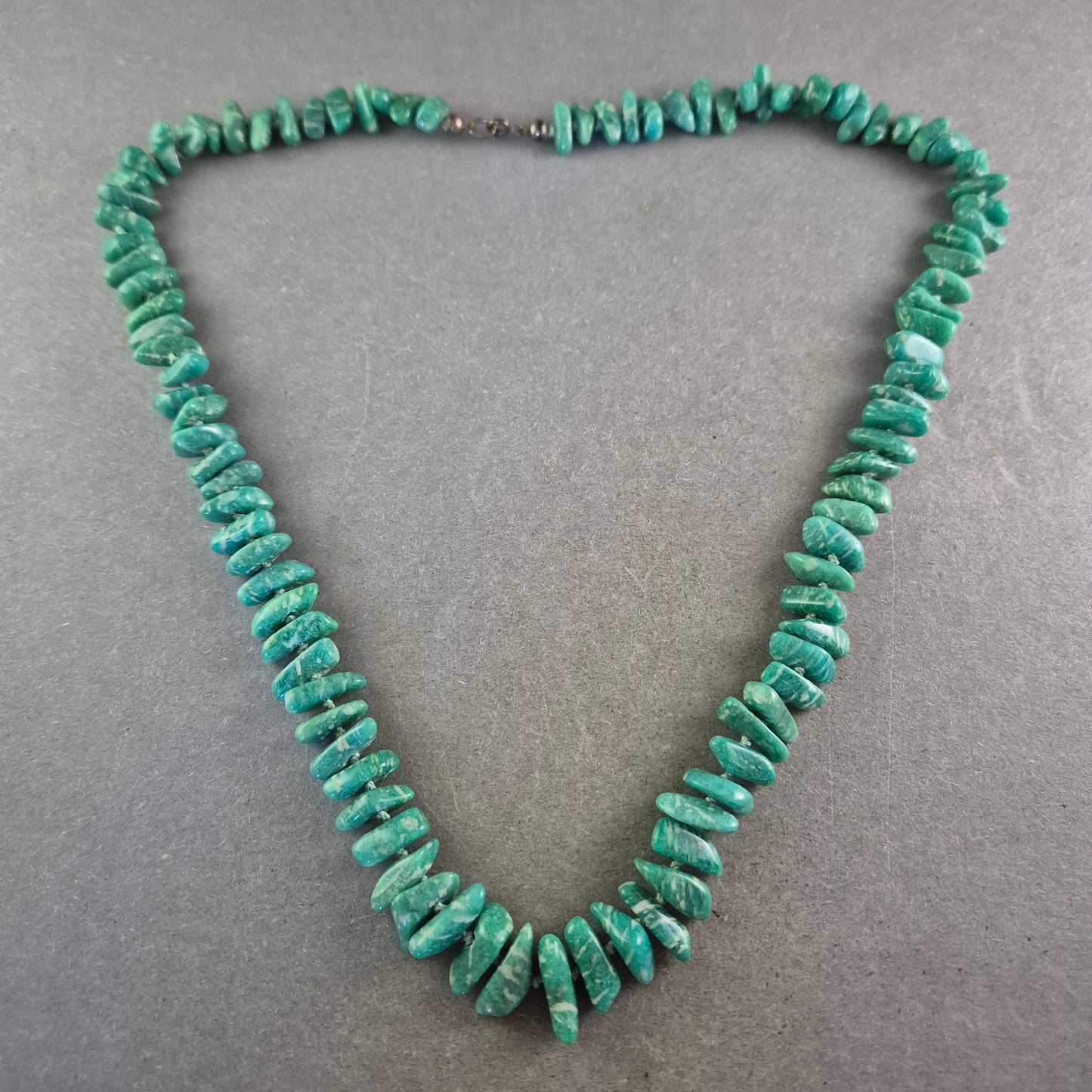 Grüne Naturstein Kette – Ausdrucksstark und handgefertigt