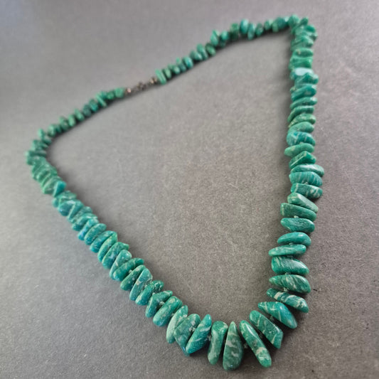 Grüne Naturstein Kette – Ausdrucksstark und handgefertigt