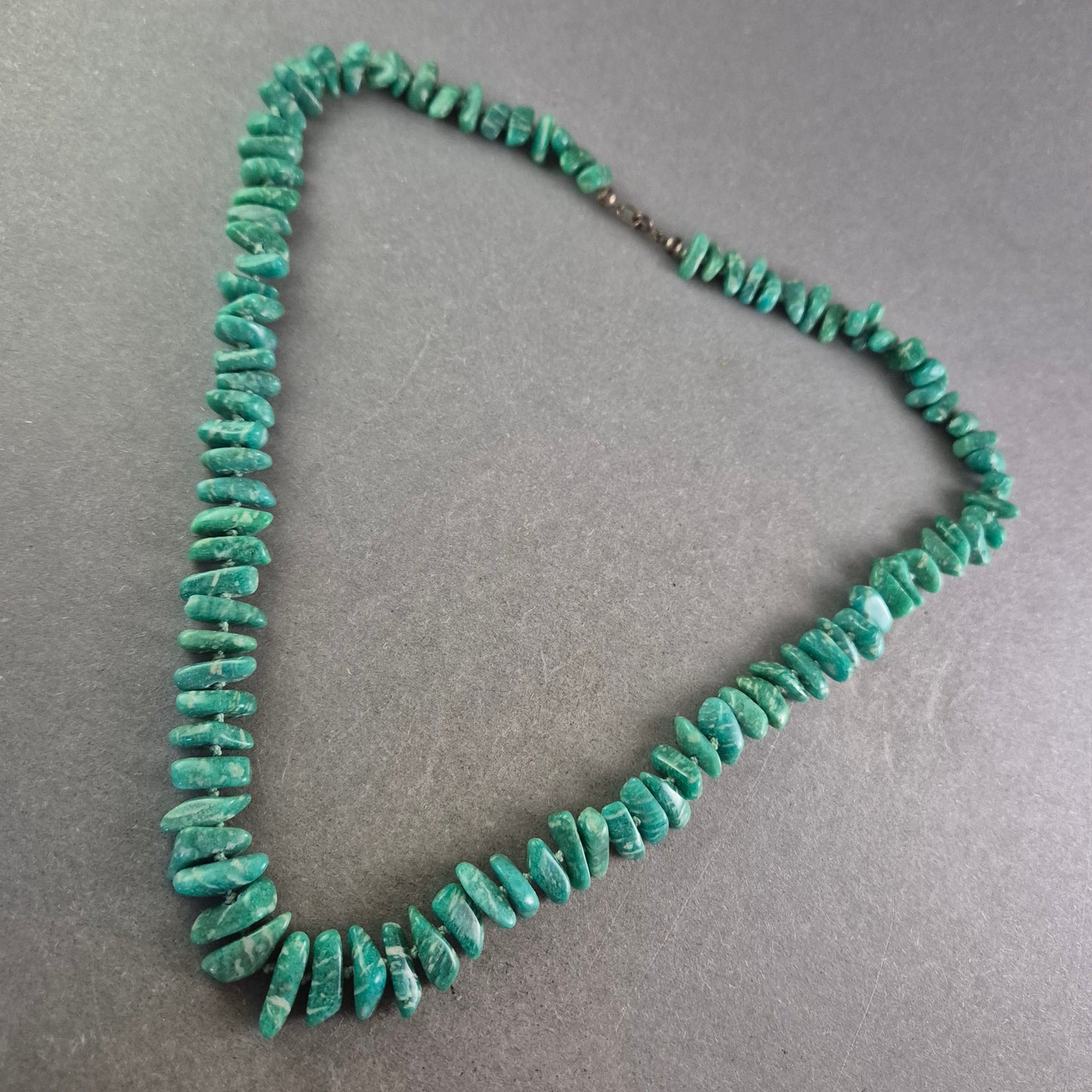 Grüne Naturstein Kette – Ausdrucksstark und handgefertigt