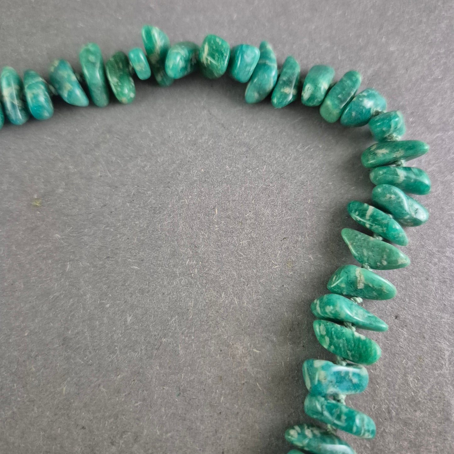 Grüne Naturstein Kette – Ausdrucksstark und handgefertigt