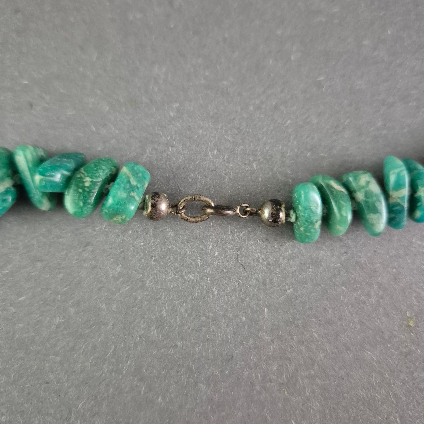 Grüne Naturstein Kette – Ausdrucksstark und handgefertigt