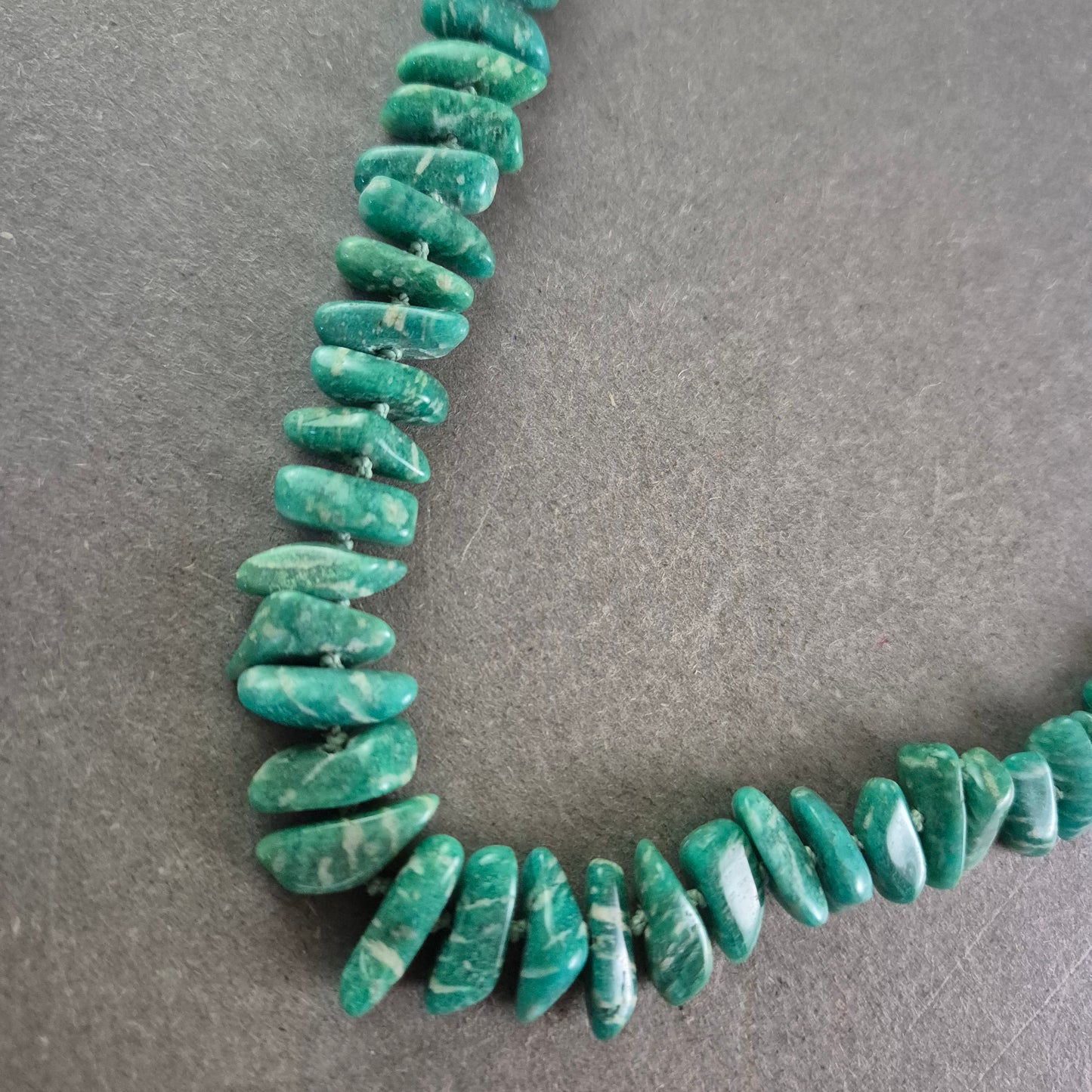 Grüne Naturstein Kette – Ausdrucksstark und handgefertigt