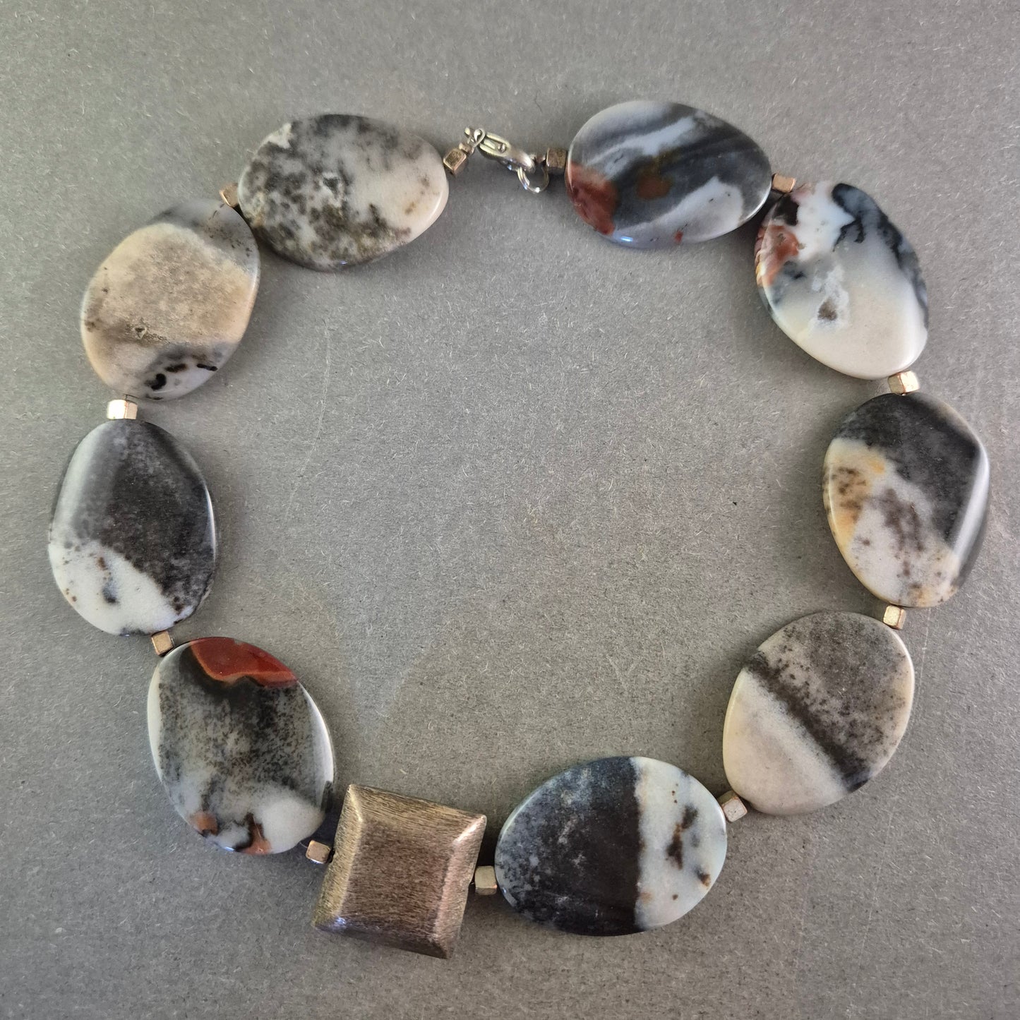 Naturstein Kette mit großen Scheibenperlen – Unikat in Schwarz-Weiß