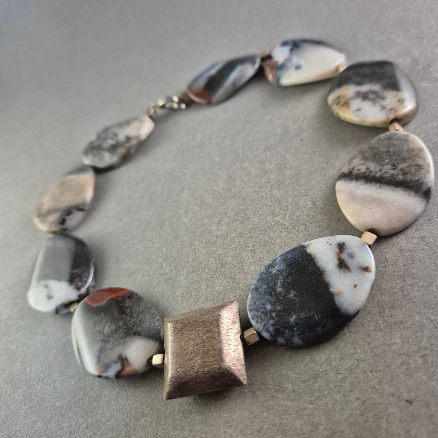 Naturstein Kette mit großen Scheibenperlen – Unikat in Schwarz-Weiß