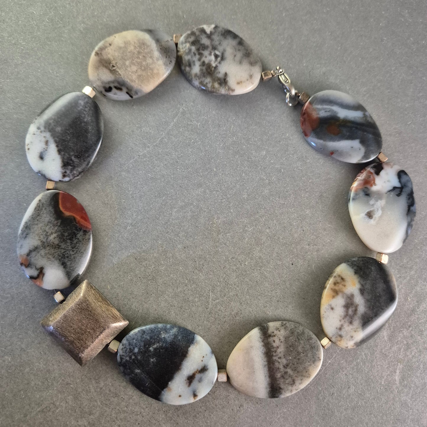 Naturstein Kette mit großen Scheibenperlen – Unikat in Schwarz-Weiß