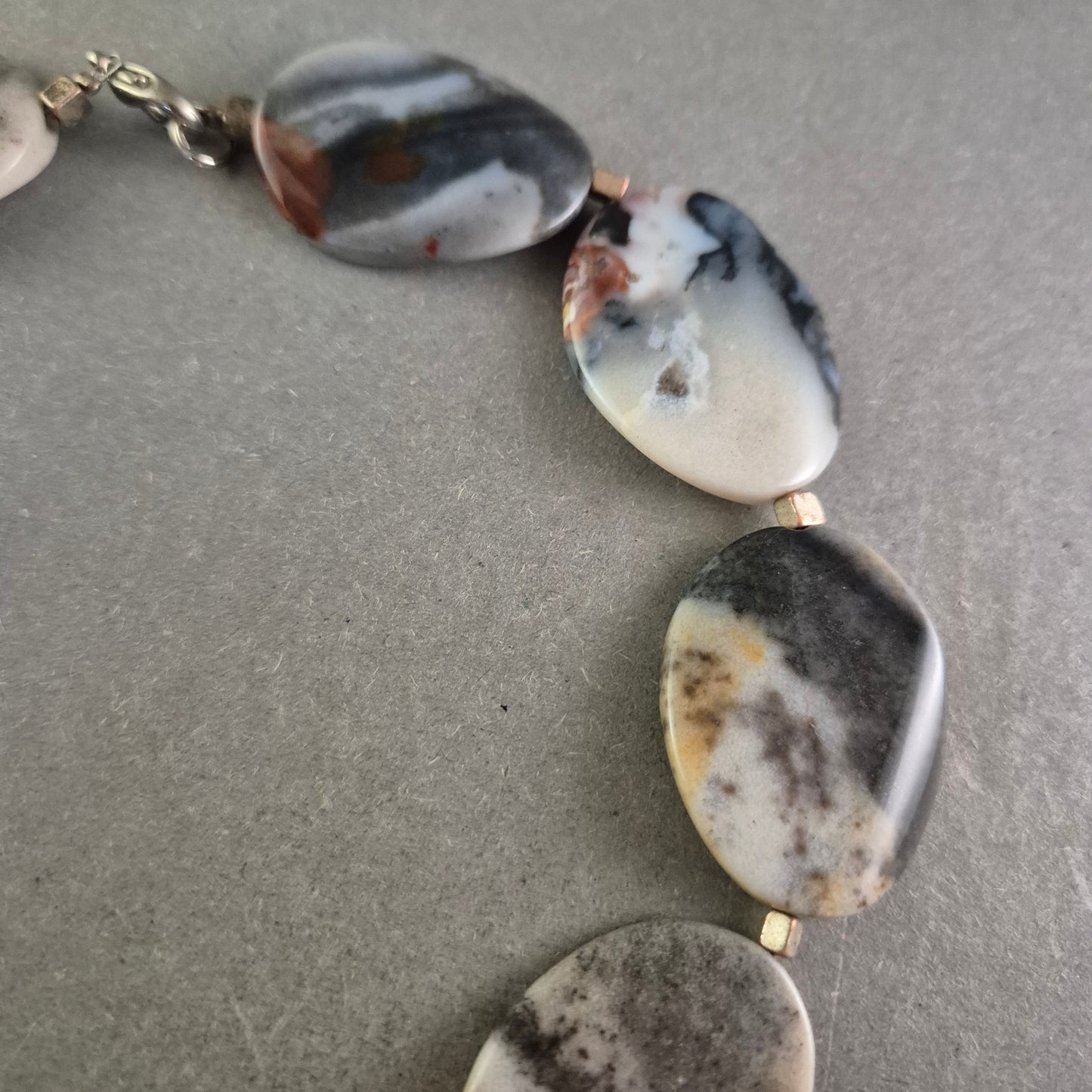 Naturstein Kette mit großen Scheibenperlen – Unikat in Schwarz-Weiß