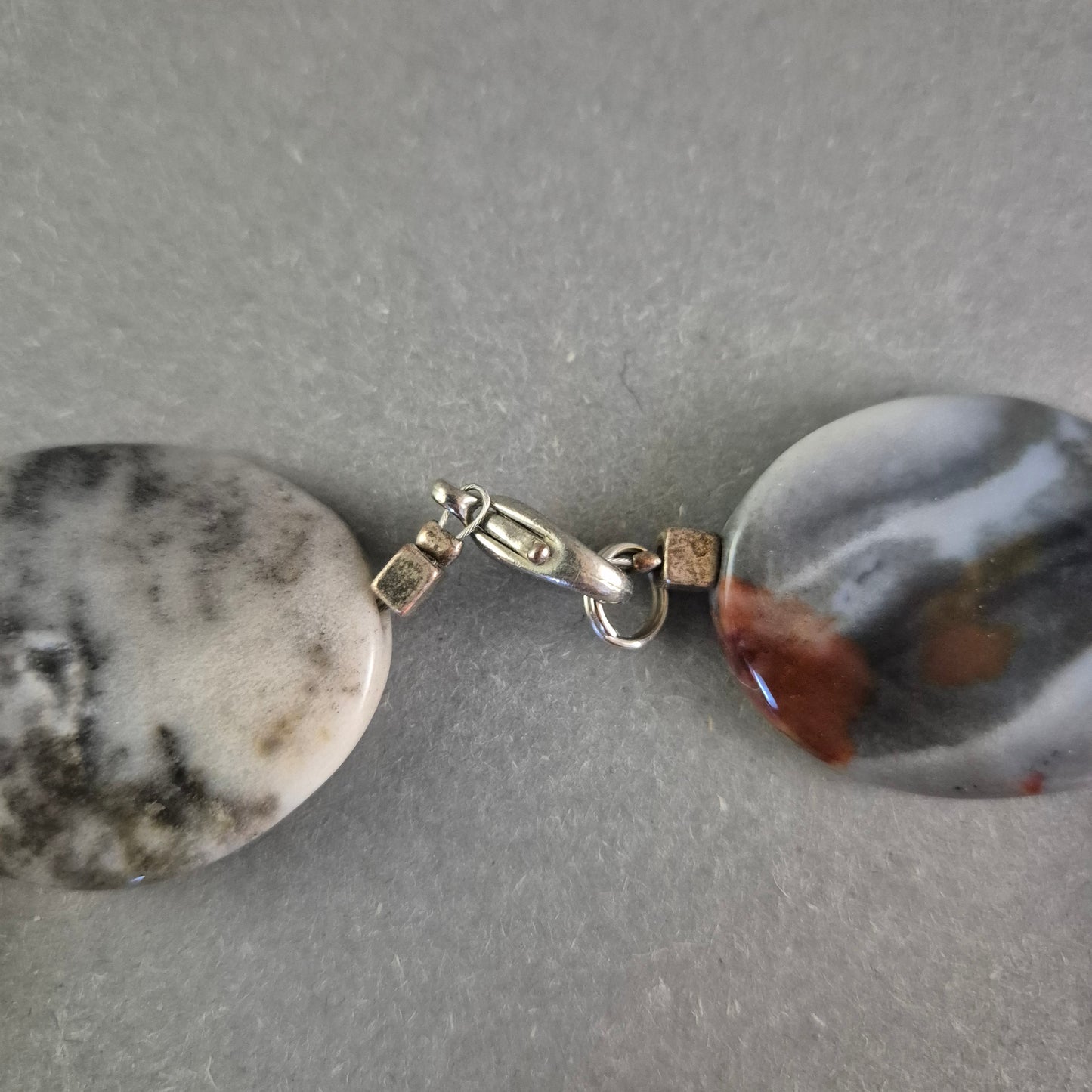 Naturstein Kette mit großen Scheibenperlen – Unikat in Schwarz-Weiß