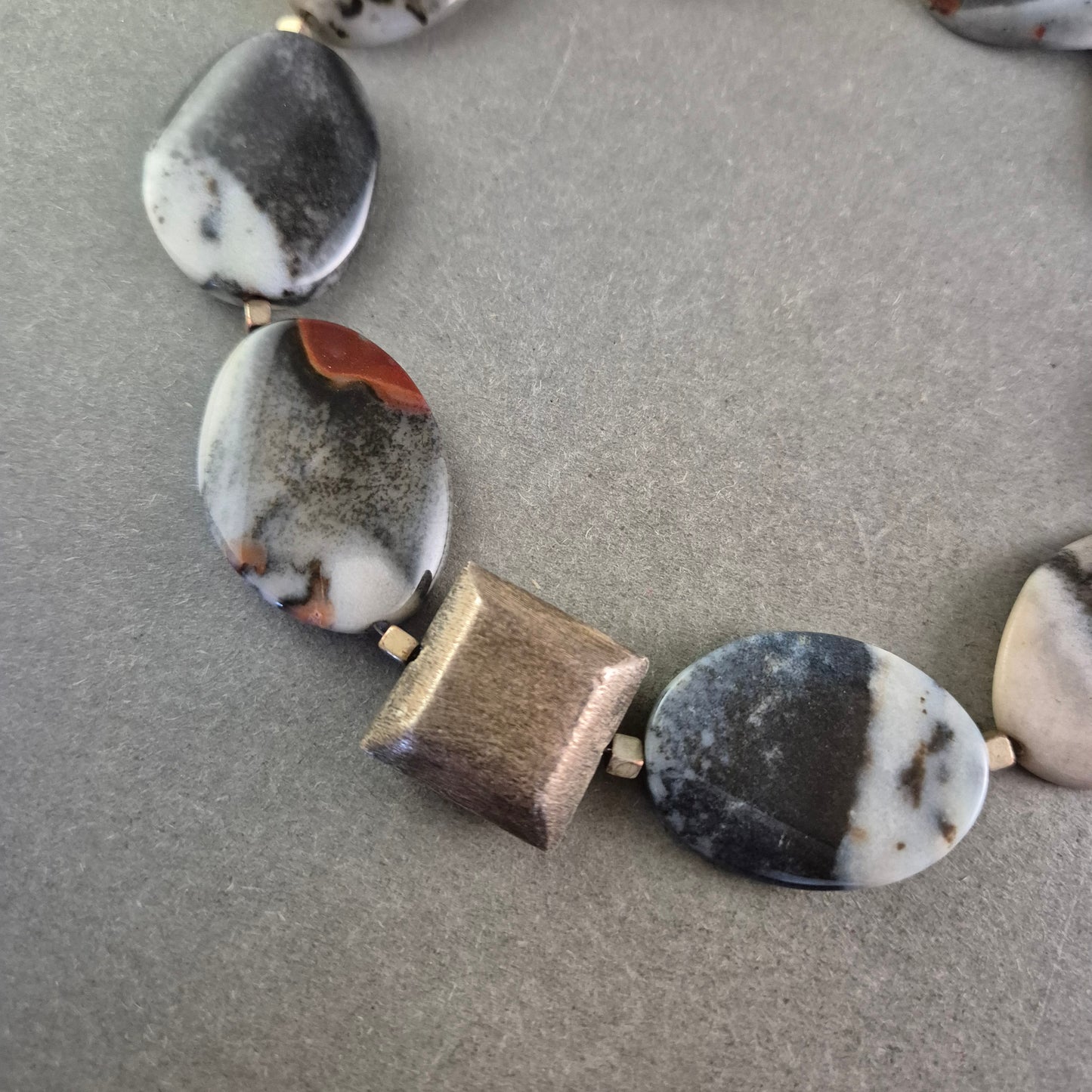 Naturstein Kette mit großen Scheibenperlen – Unikat in Schwarz-Weiß