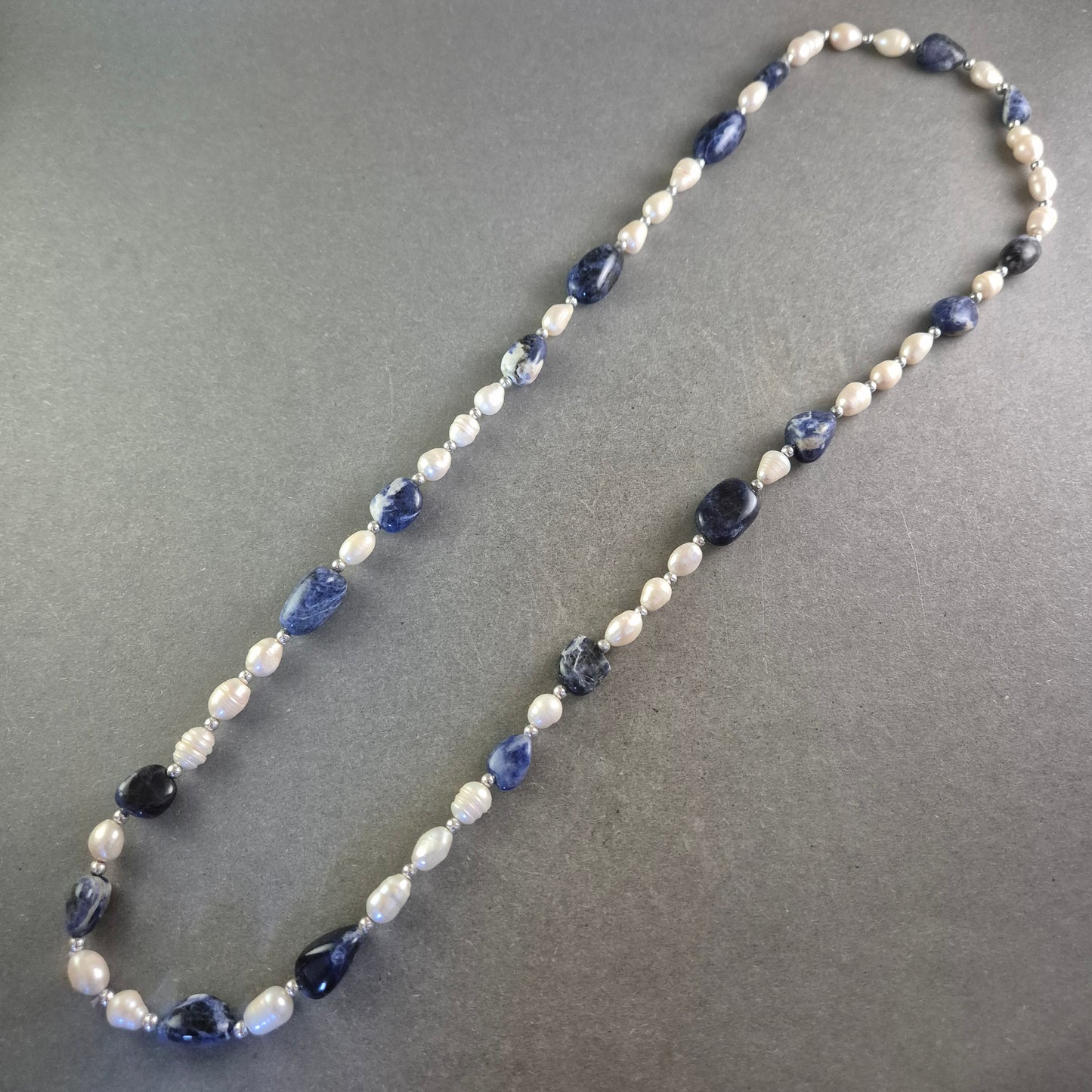 Perlen Kette mit blauen Edelstein Akzenten – Elegant und edel