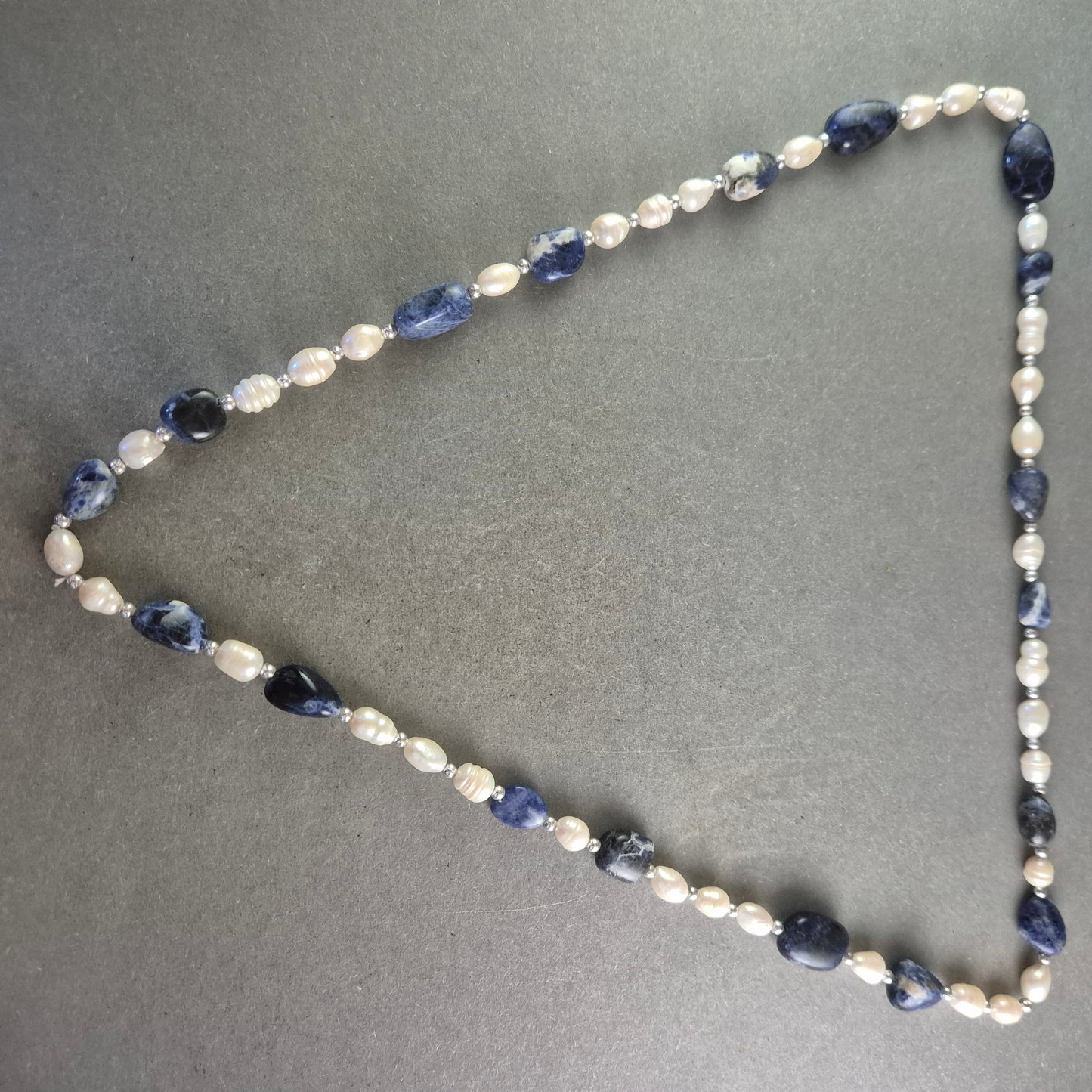 Perlen Kette mit blauen Edelstein Akzenten – Elegant und edel