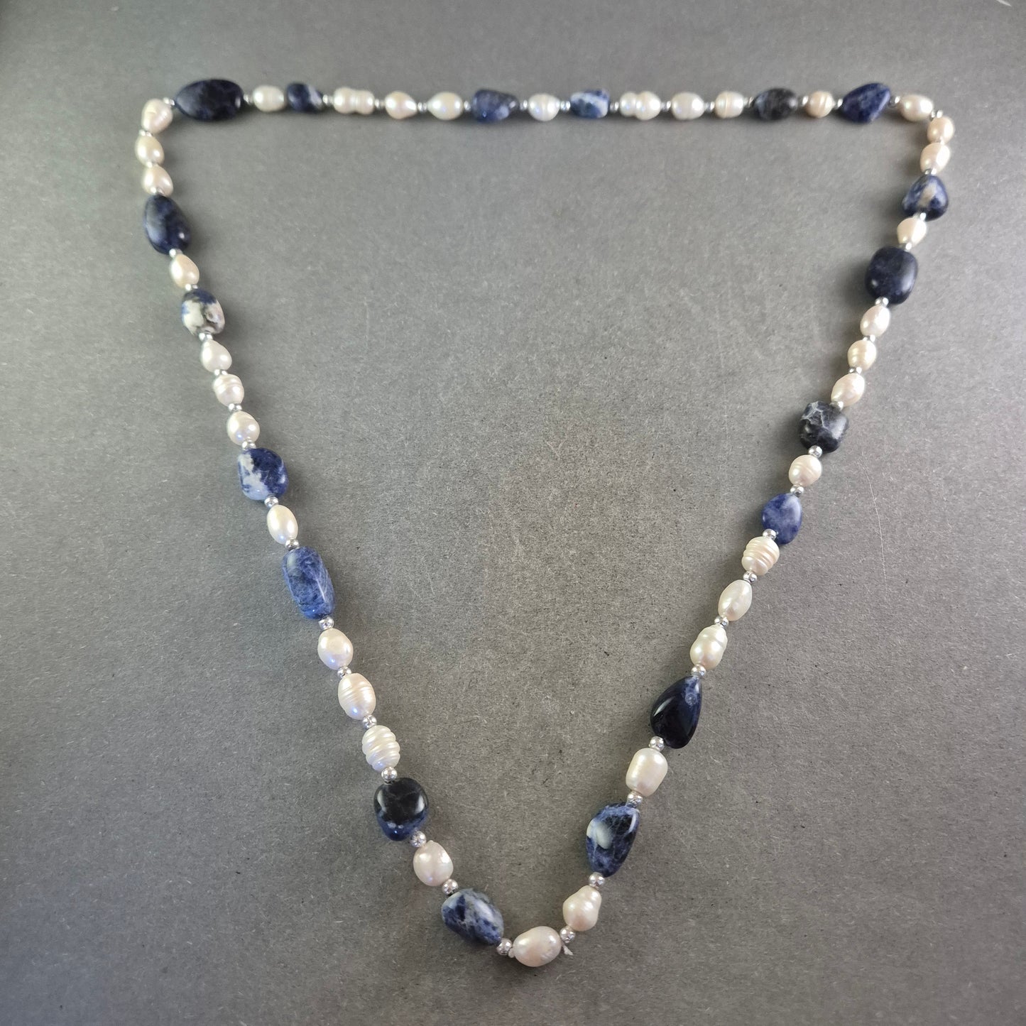 Perlen Kette mit blauen Edelstein Akzenten – Elegant und edel