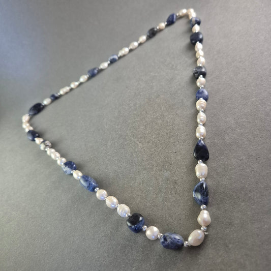 Perlen Kette mit blauen Edelstein Akzenten – Elegant und edel