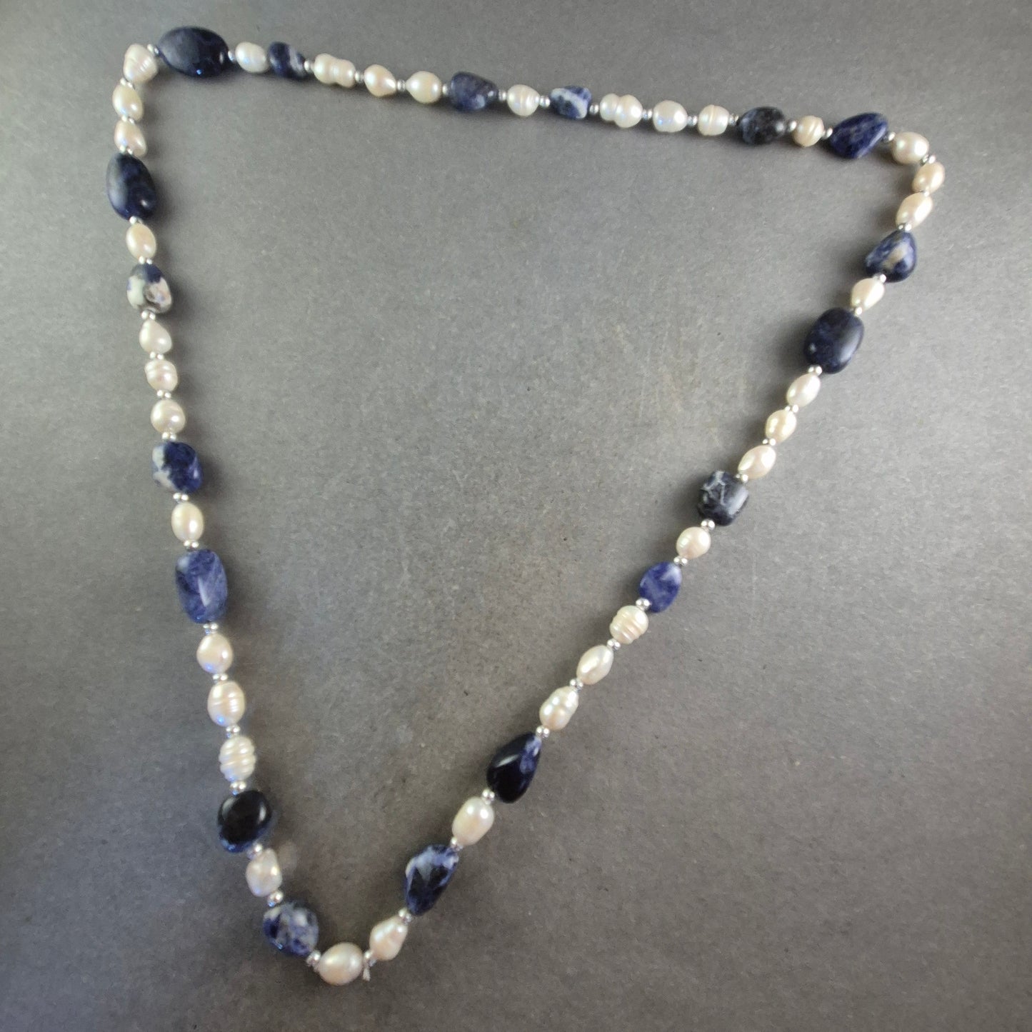 Perlen Kette mit blauen Edelstein Akzenten – Elegant und edel