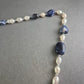 Perlen Kette mit blauen Edelstein Akzenten – Elegant und edel