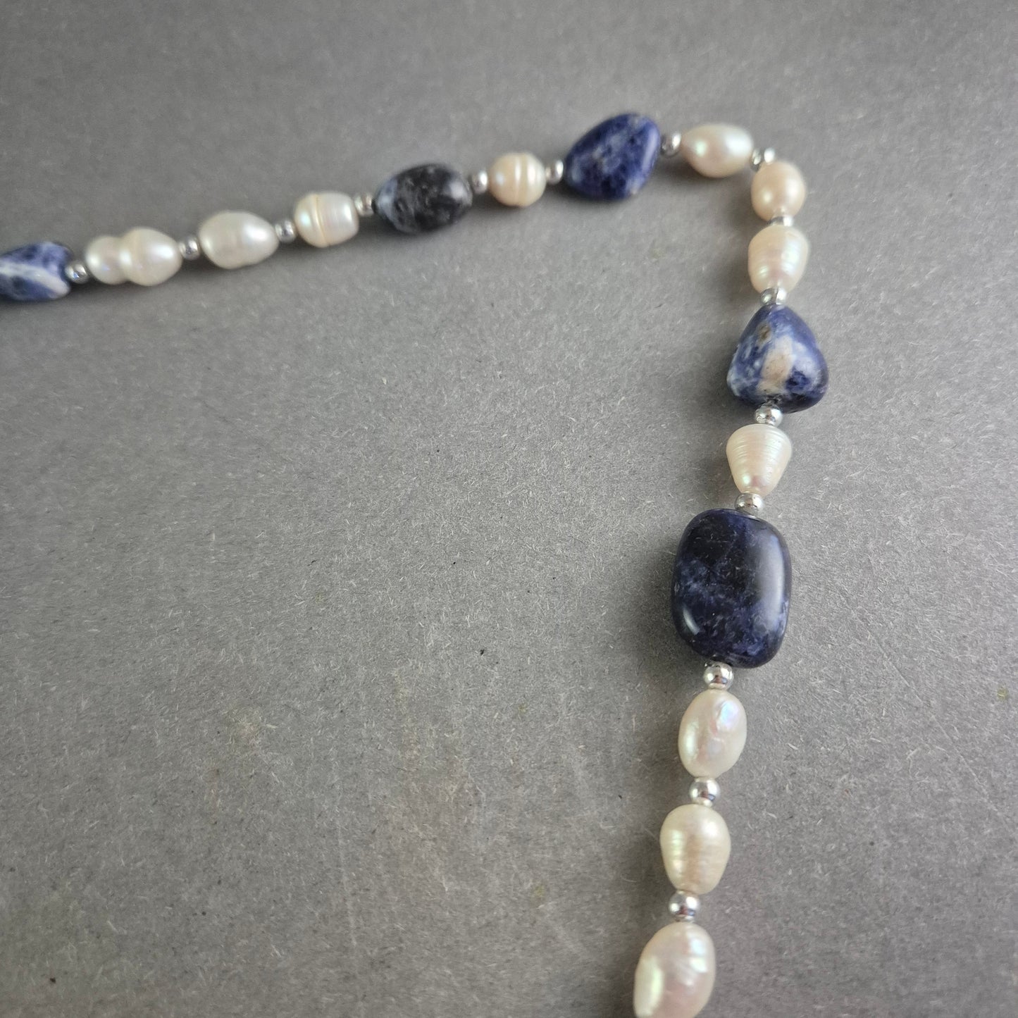 Perlen Kette mit blauen Edelstein Akzenten – Elegant und edel