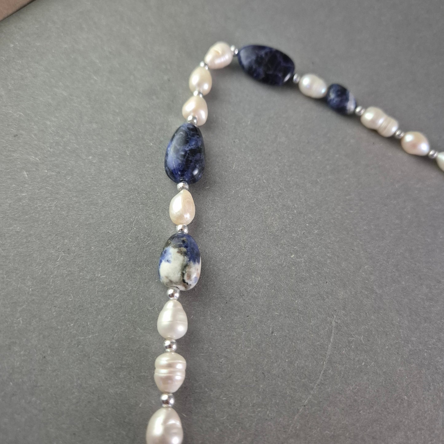 Perlen Kette mit blauen Edelstein Akzenten – Elegant und edel