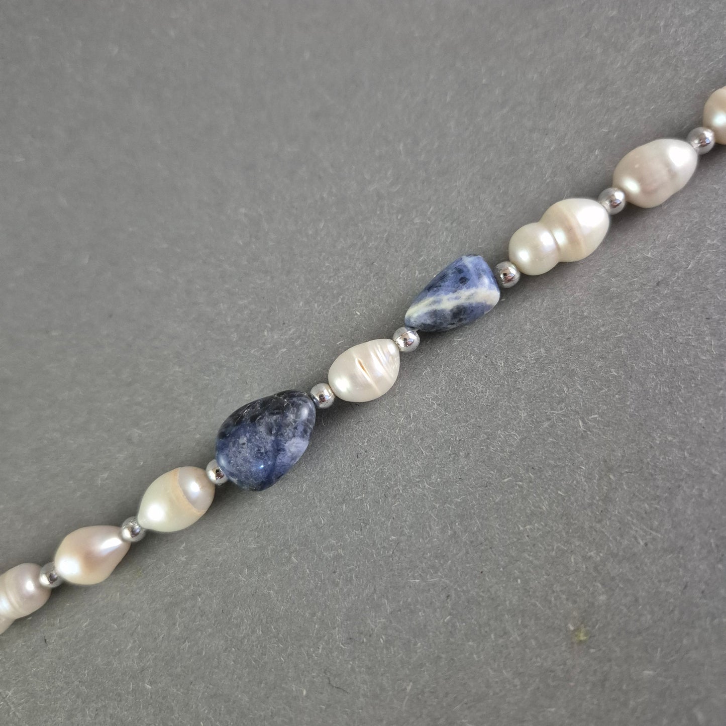 Perlen Kette mit blauen Edelstein Akzenten – Elegant und edel