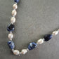 Perlen Kette mit blauen Edelstein Akzenten – Elegant und edel