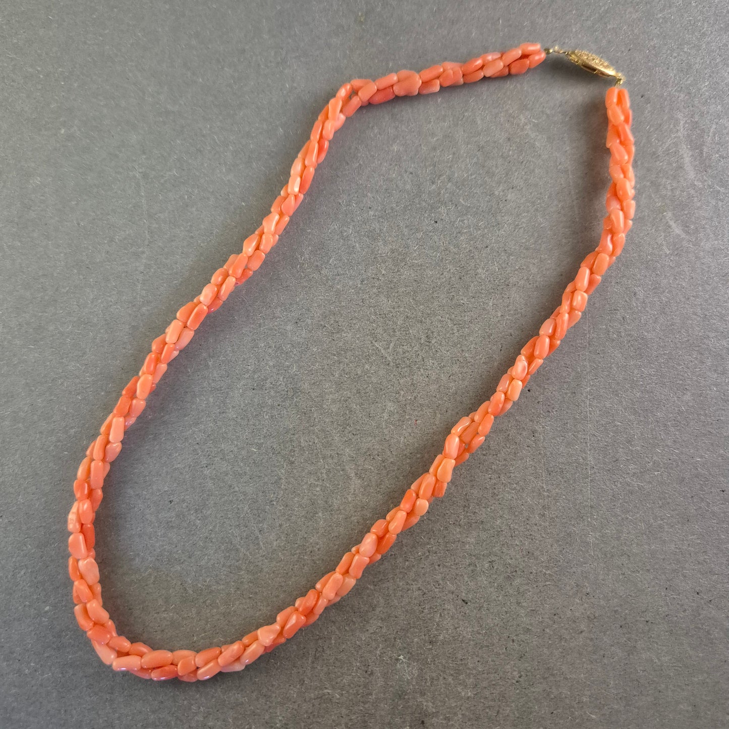 Elegante Korallen Halskette – Geflochtener Naturstein Schmuck in Rosa