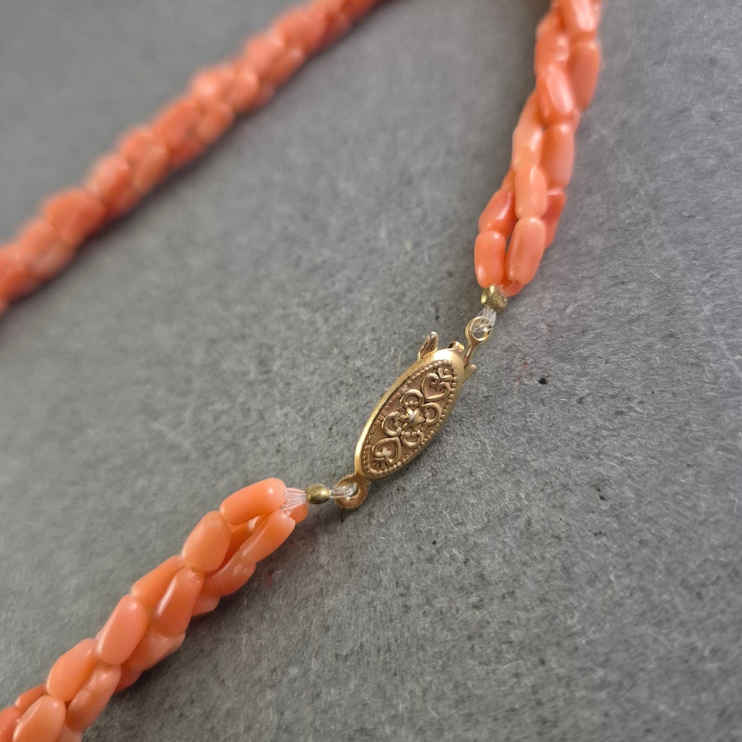 Elegante Korallen Halskette – Geflochtener Naturstein Schmuck in Rosa