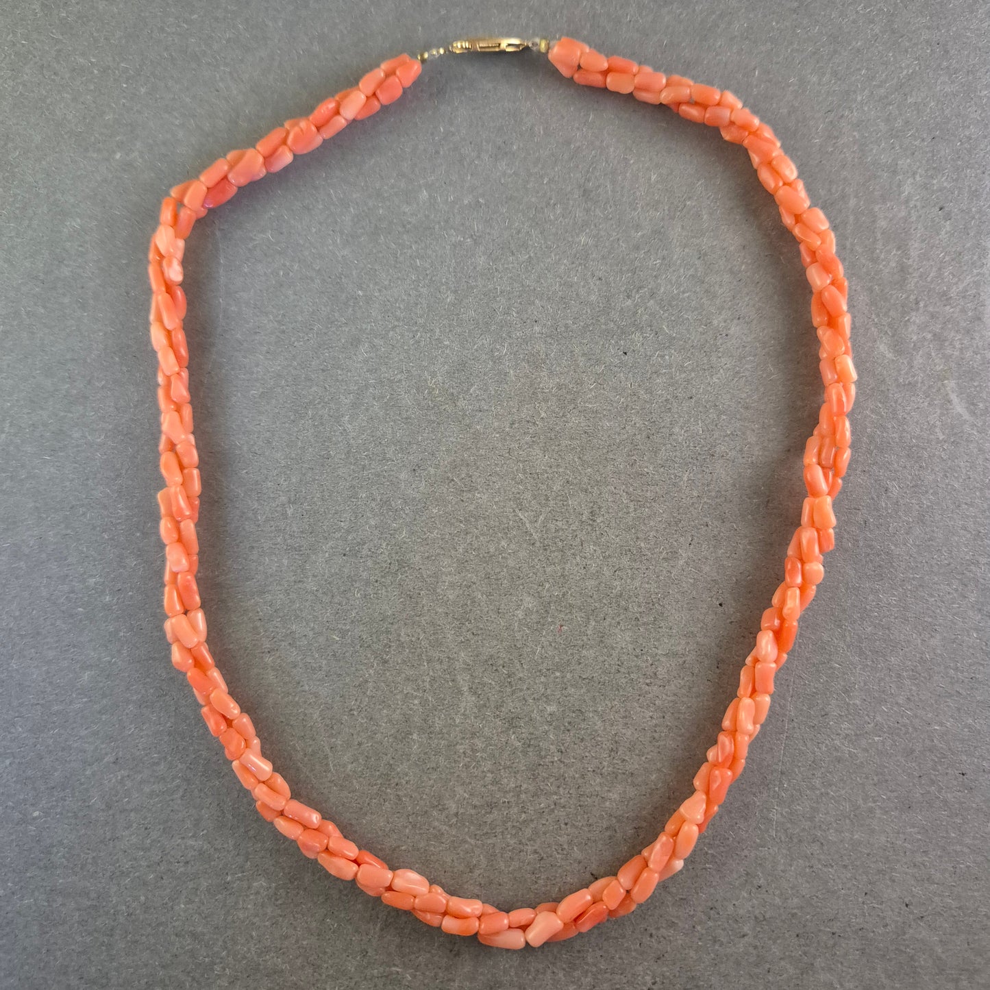 Elegante Korallen Halskette – Geflochtener Naturstein Schmuck in Rosa