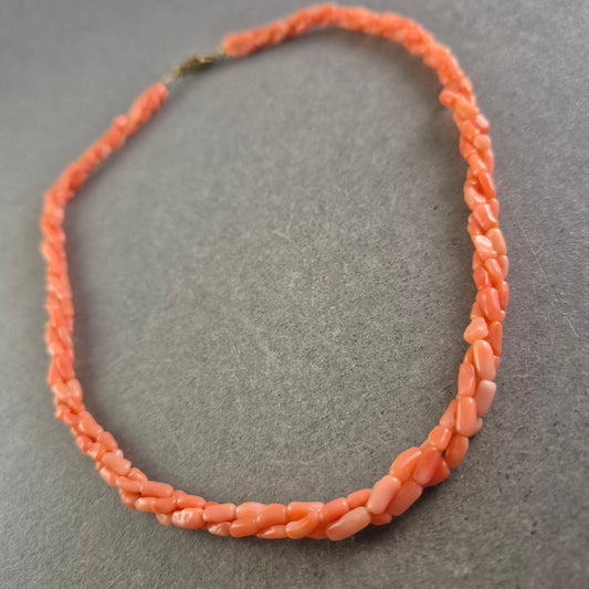Elegante Korallen Halskette – Geflochtener Naturstein Schmuck in Rosa