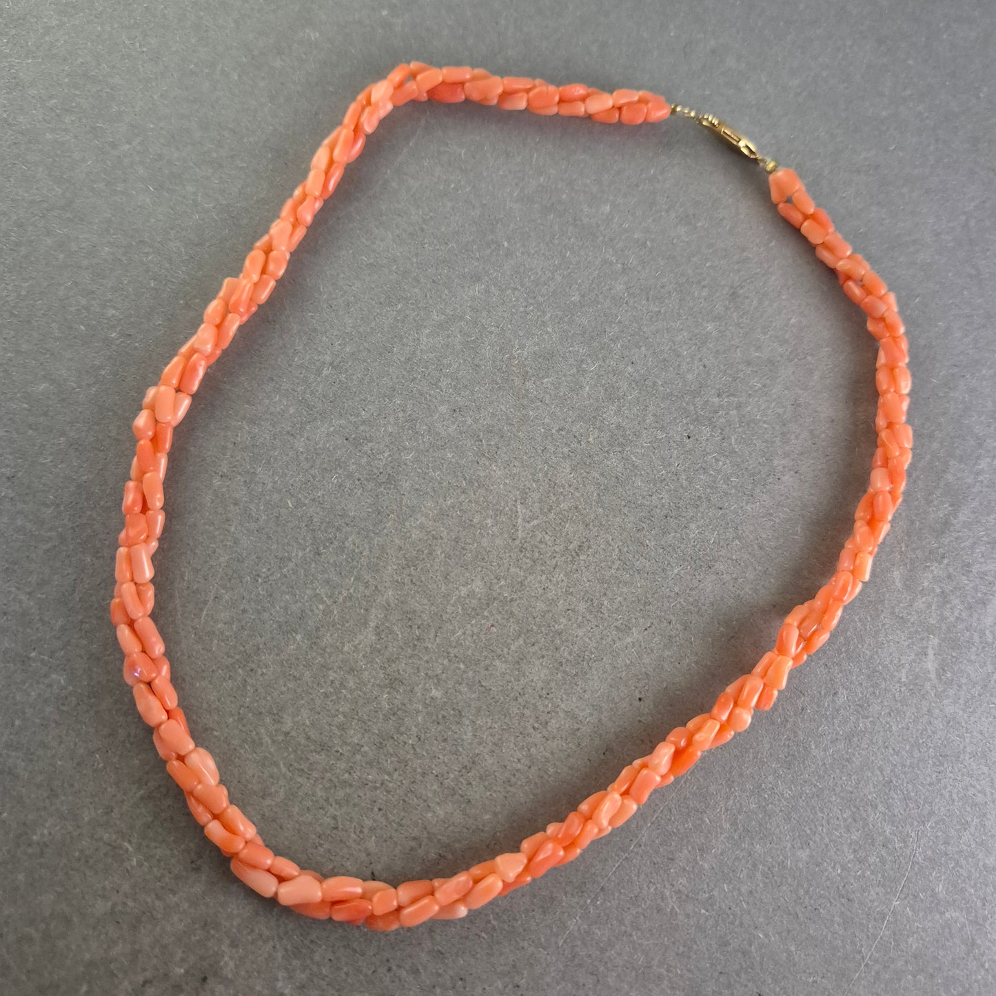 Elegante Korallen Halskette – Geflochtener Naturstein Schmuck in Rosa