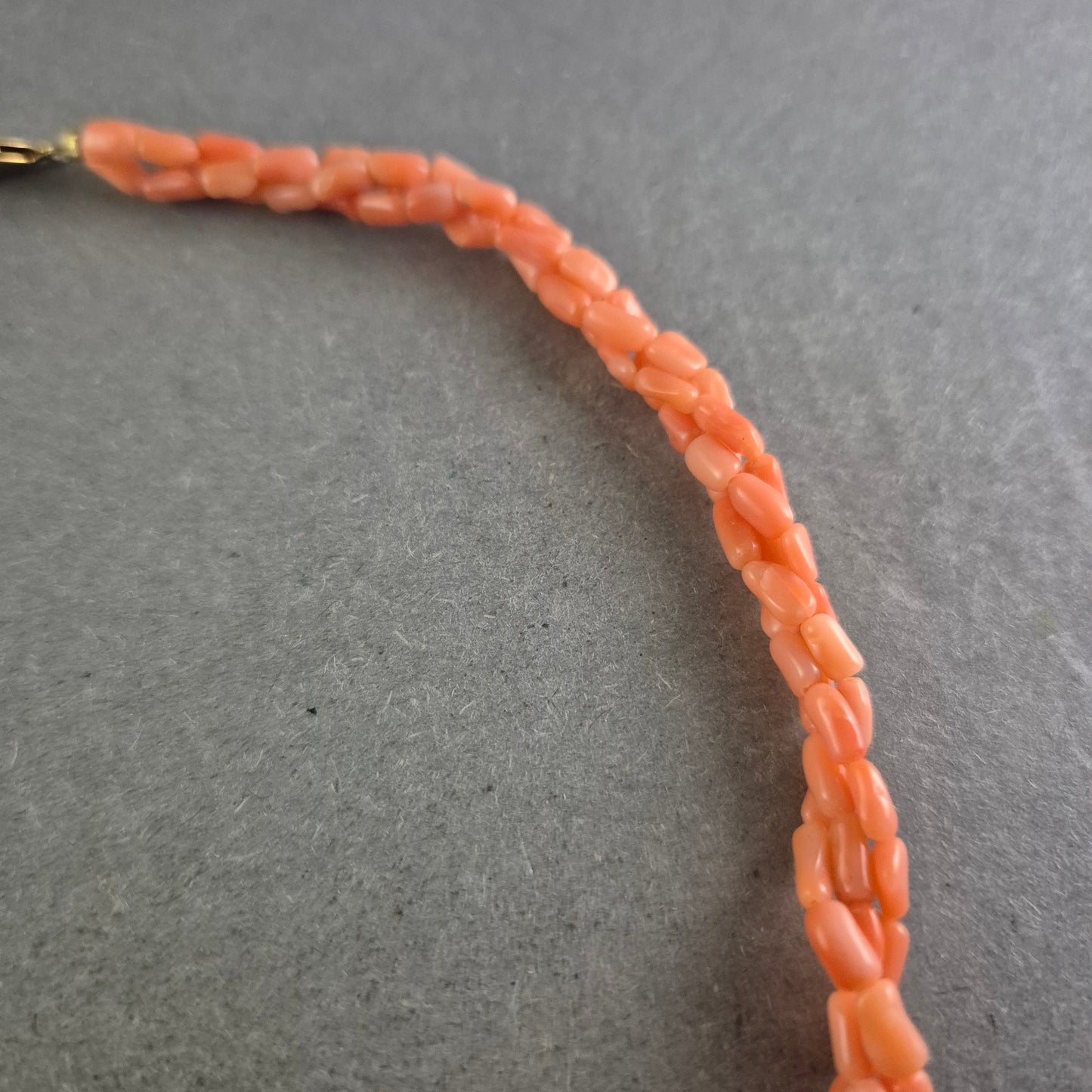 Elegante Korallen Halskette – Geflochtener Naturstein Schmuck in Rosa