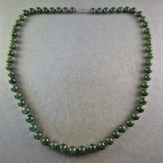 Elegante Jade Halskette – Klassischer Schmuck aus grünen Edelsteinen