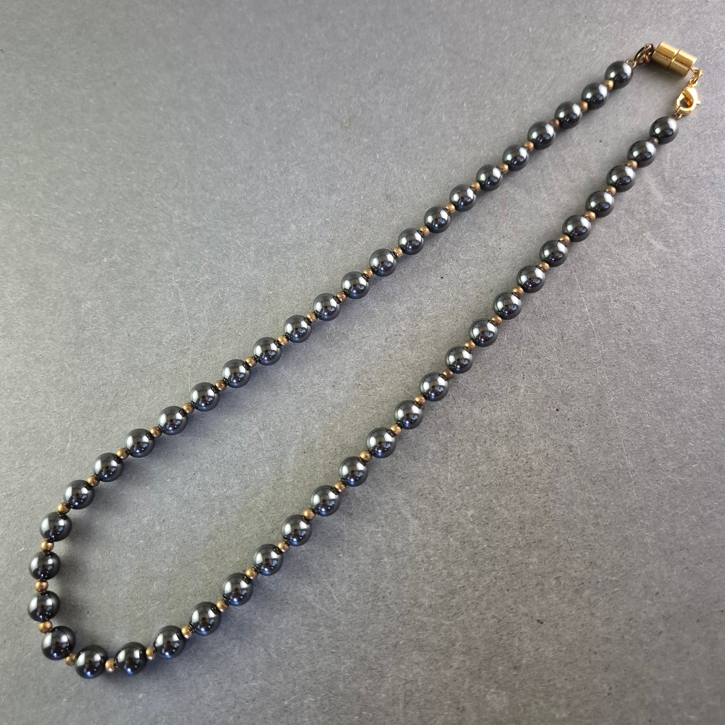 Elegante Hämatit Halskette – Klassischer Glanz mit goldfarbenen Akzenten