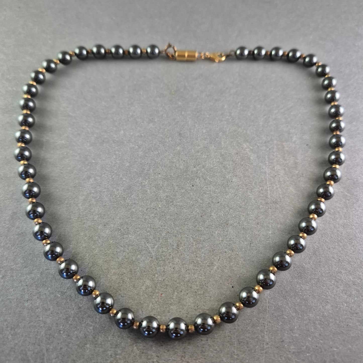 Elegante Hämatit Halskette – Klassischer Glanz mit goldfarbenen Akzenten
