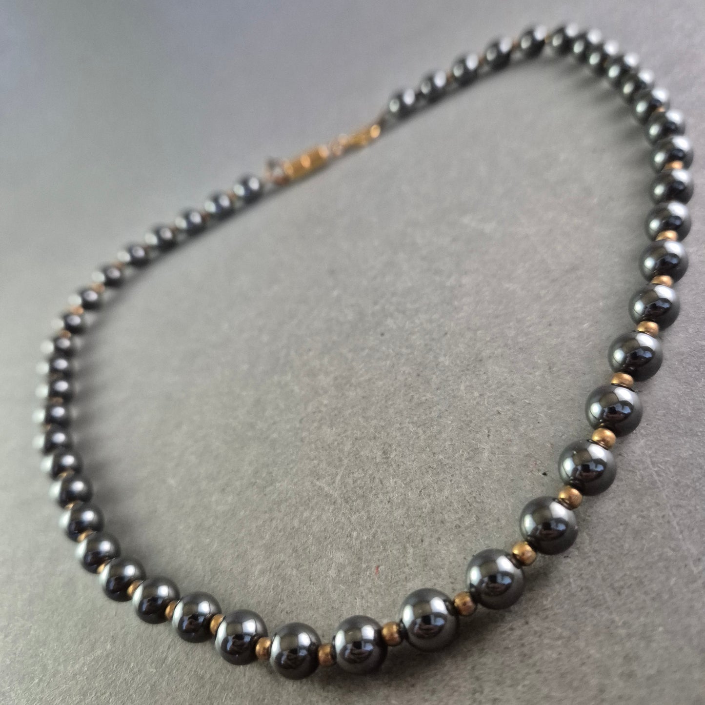 Elegante Hämatit Halskette – Klassischer Glanz mit goldfarbenen Akzenten