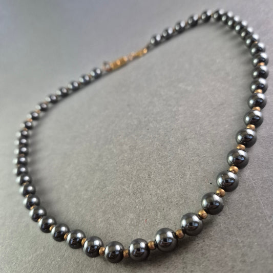Elegante Hämatit Halskette – Klassischer Glanz mit goldfarbenen Akzenten