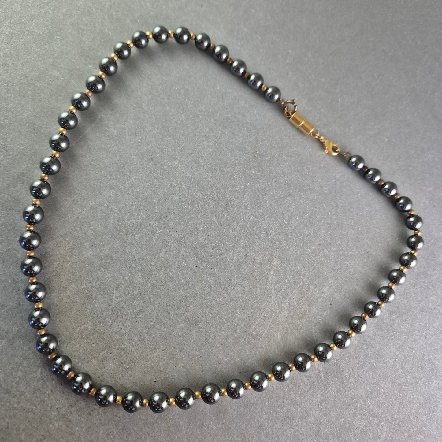 Elegante Hämatit Halskette – Klassischer Glanz mit goldfarbenen Akzenten