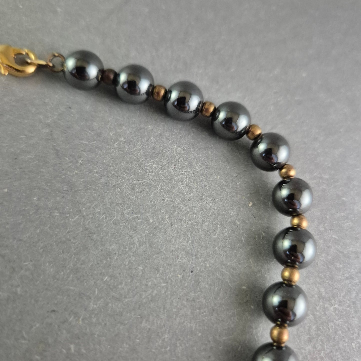 Elegante Hämatit Halskette – Klassischer Glanz mit goldfarbenen Akzenten