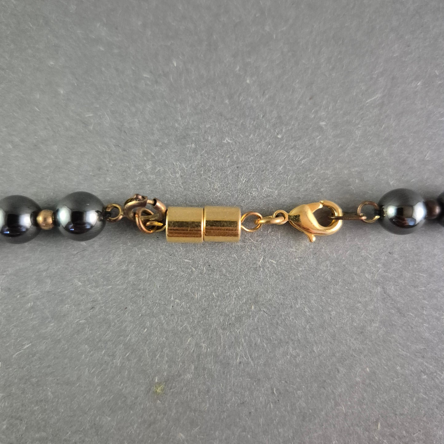 Elegante Hämatit Halskette – Klassischer Glanz mit goldfarbenen Akzenten