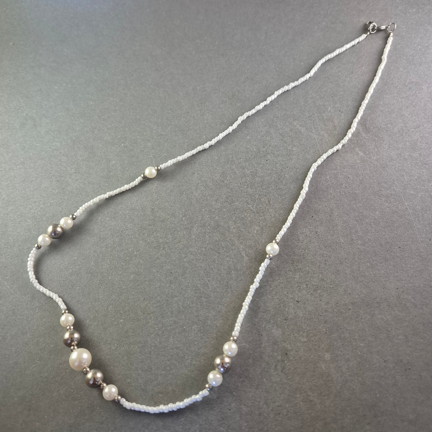 Verspielte Perlen Halskette – Zartes Design mit silberfarbenen Akzenten