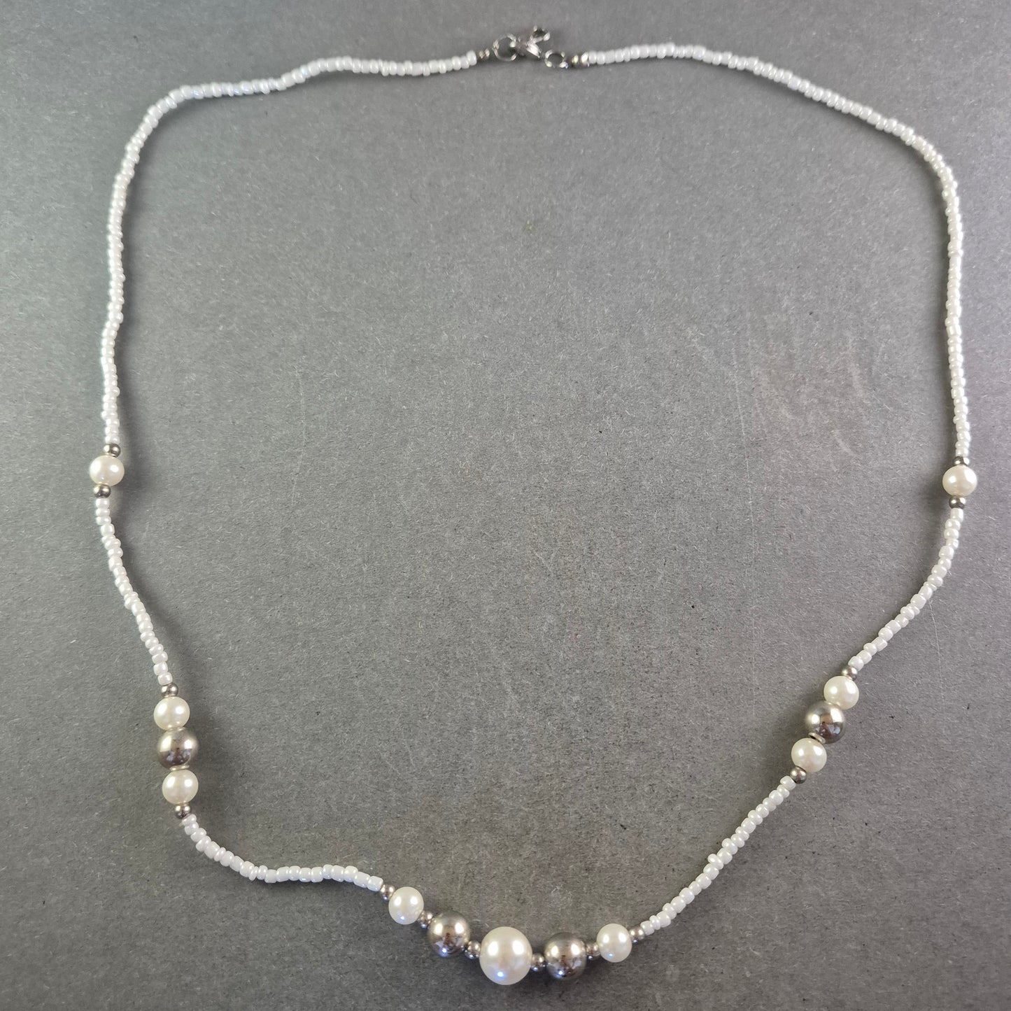 Verspielte Perlen Halskette – Zartes Design mit silberfarbenen Akzenten