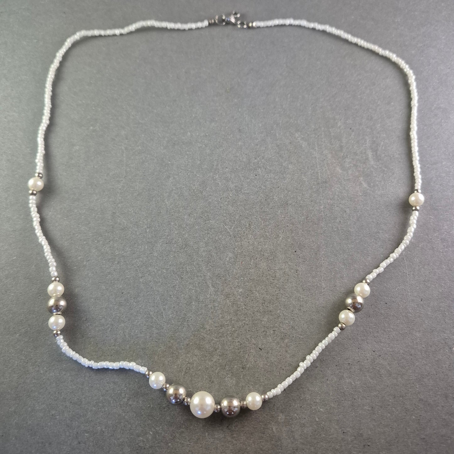 Verspielte Perlen Halskette – Zartes Design mit silberfarbenen Akzenten