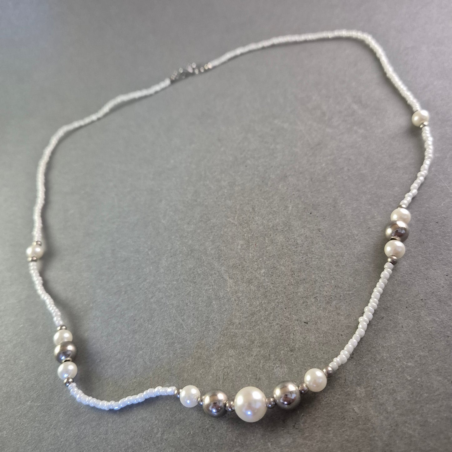 Verspielte Perlen Halskette – Zartes Design mit silberfarbenen Akzenten