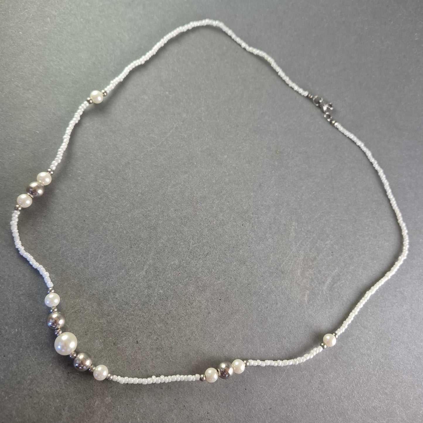 Verspielte Perlen Halskette – Zartes Design mit silberfarbenen Akzenten