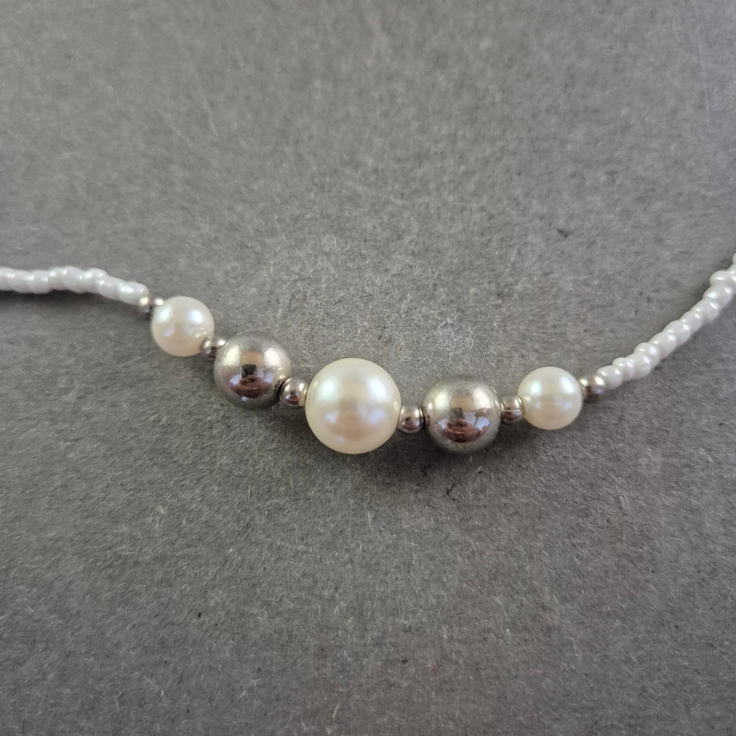 Verspielte Perlen Halskette – Zartes Design mit silberfarbenen Akzenten