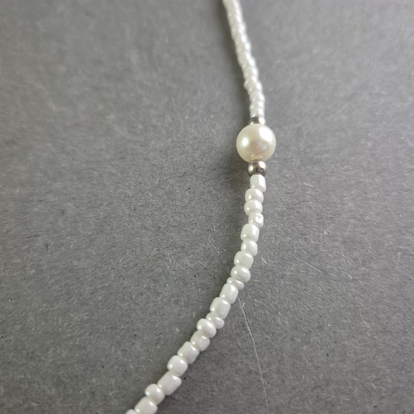 Verspielte Perlen Halskette – Zartes Design mit silberfarbenen Akzenten