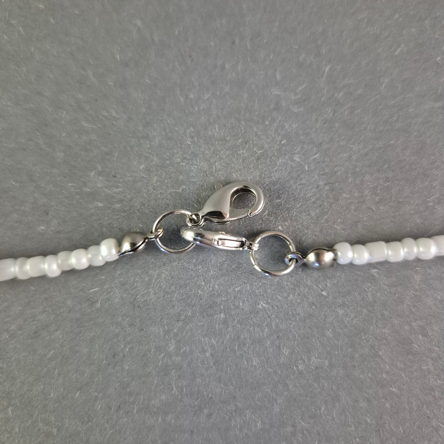 Verspielte Perlen Halskette – Zartes Design mit silberfarbenen Akzenten