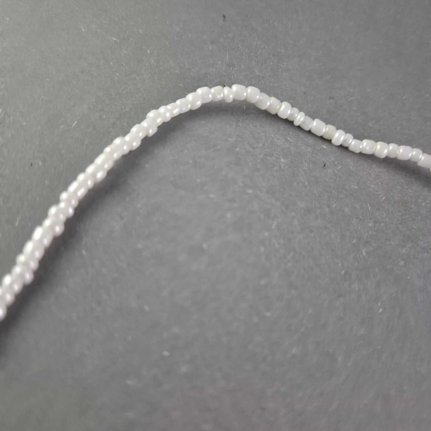 Verspielte Perlen Halskette – Zartes Design mit silberfarbenen Akzenten