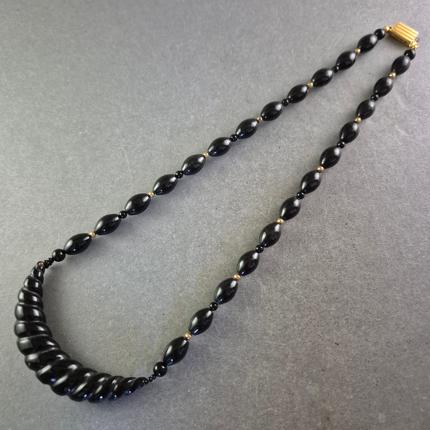 Elegante schwarze Glasperlen Halskette – Glänzendes Spiraldesign