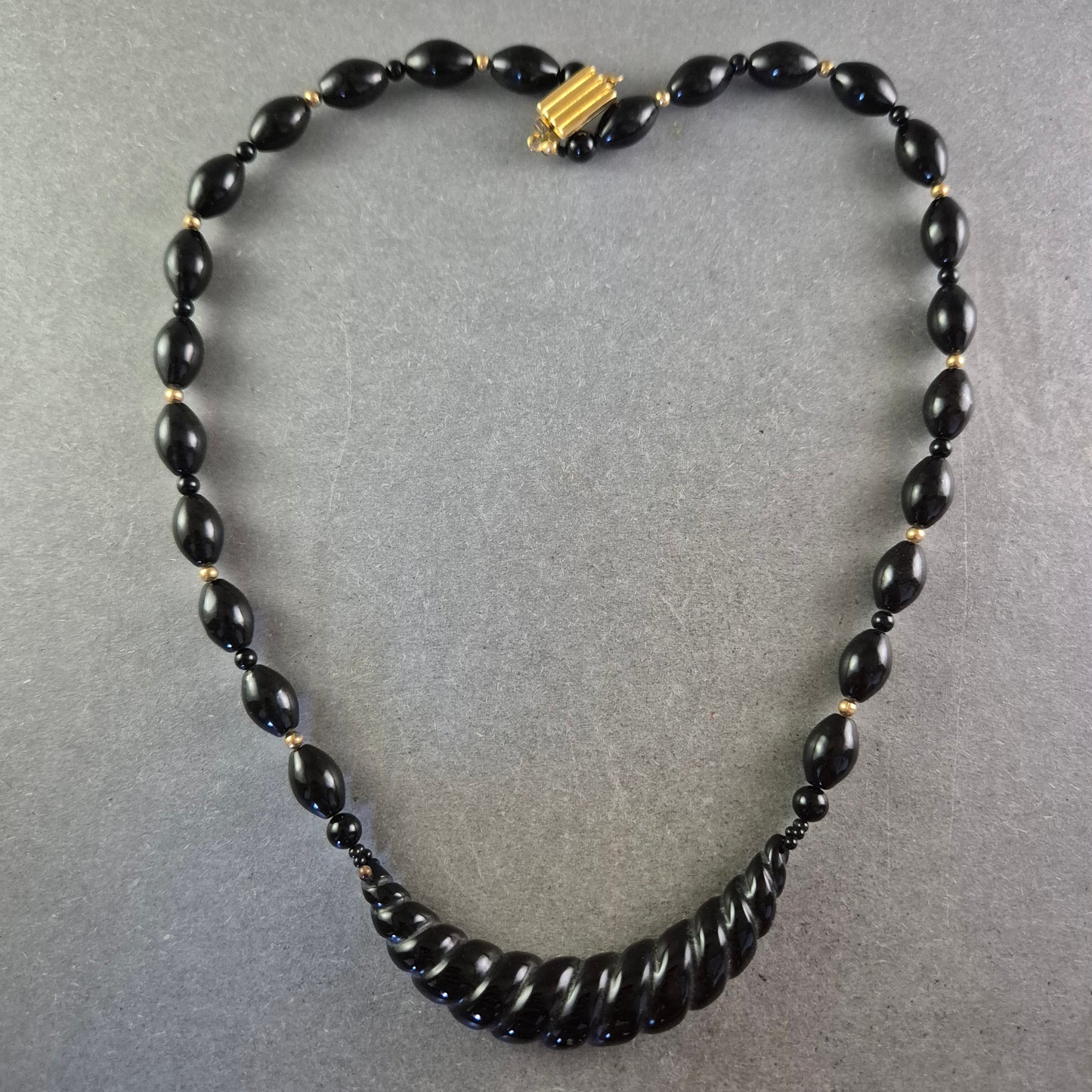 Elegante schwarze Glasperlen Halskette – Glänzendes Spiraldesign