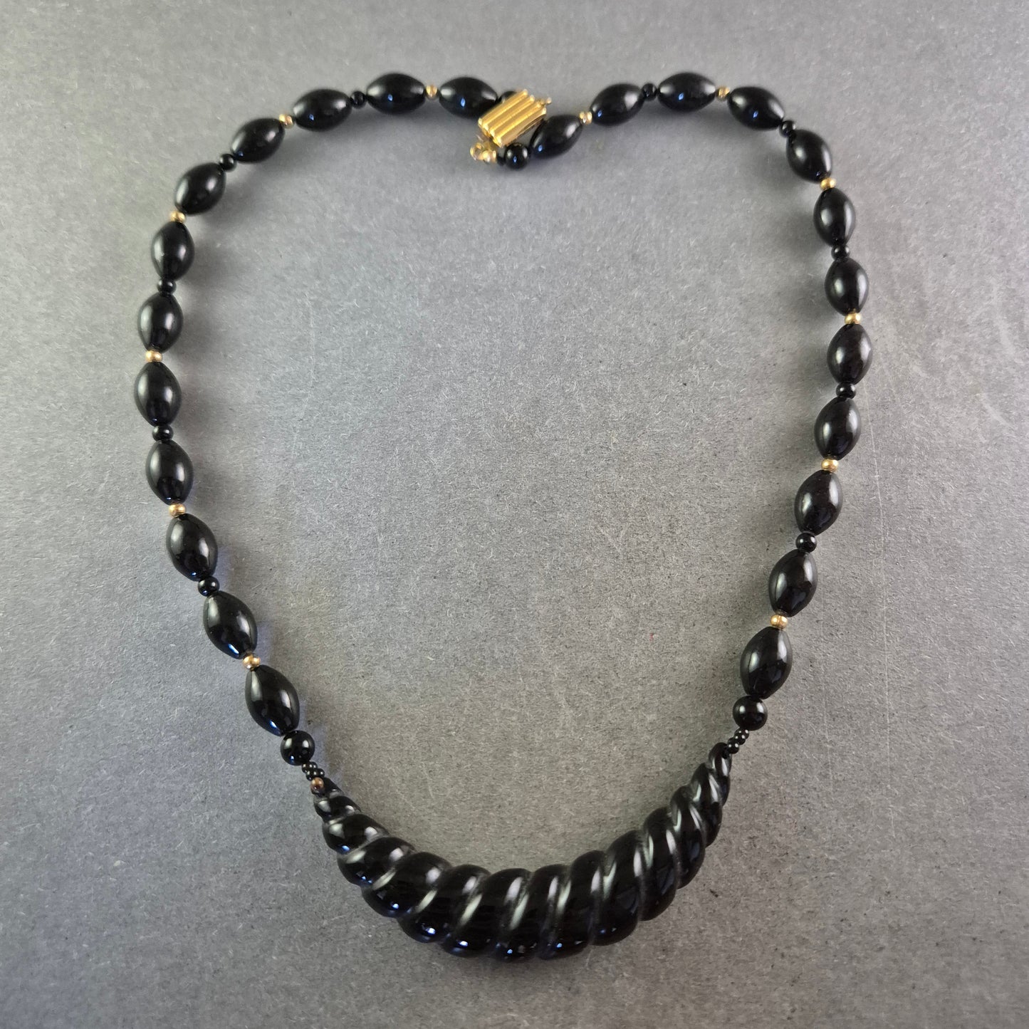 Elegante schwarze Glasperlen Halskette – Glänzendes Spiraldesign